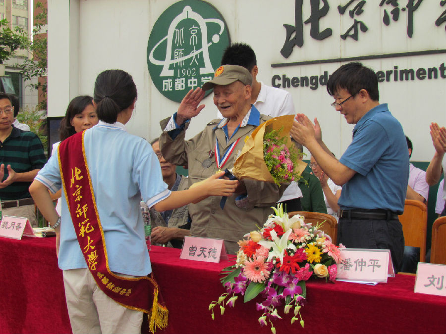 学生为抗战老兵献花.jpg