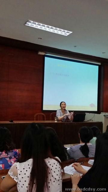 袁茵教授家长讲座.jpg