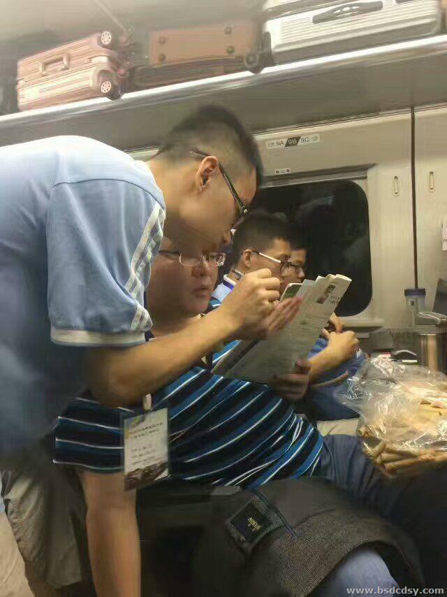 动车上的辅导.jpg