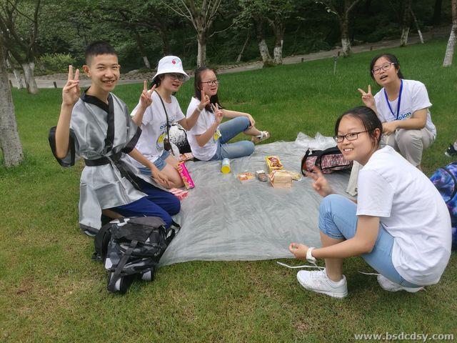西湖边的野餐.jpg