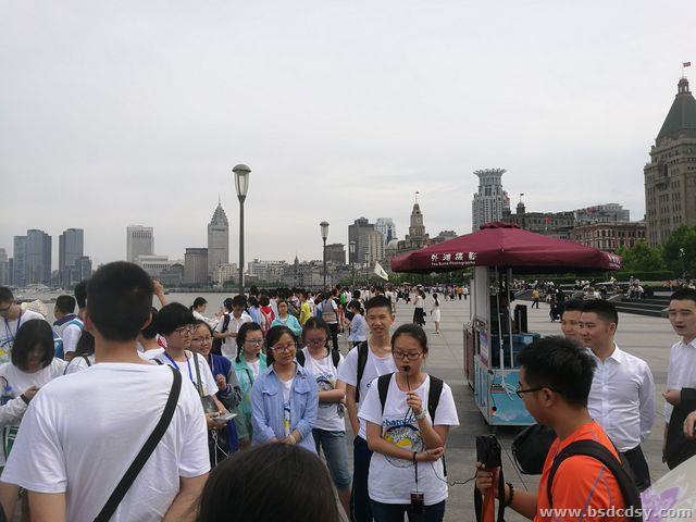 讲解外滩的历史,吸引游客驻足.jpg