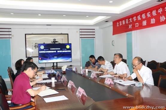 clip_image002.jpg 图片包含 室内, 餐桌, 人员, 墙壁 描述已自动生成